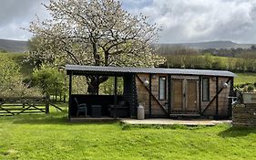 Transformed Railway Wagon- Sleeps2-Garden-Firepit